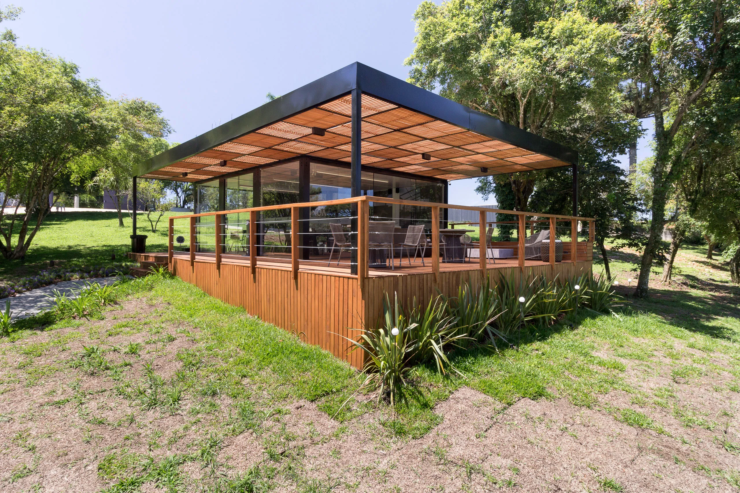 Plantão de vendas modular AGISA com estrutura metálica e fachada moderna