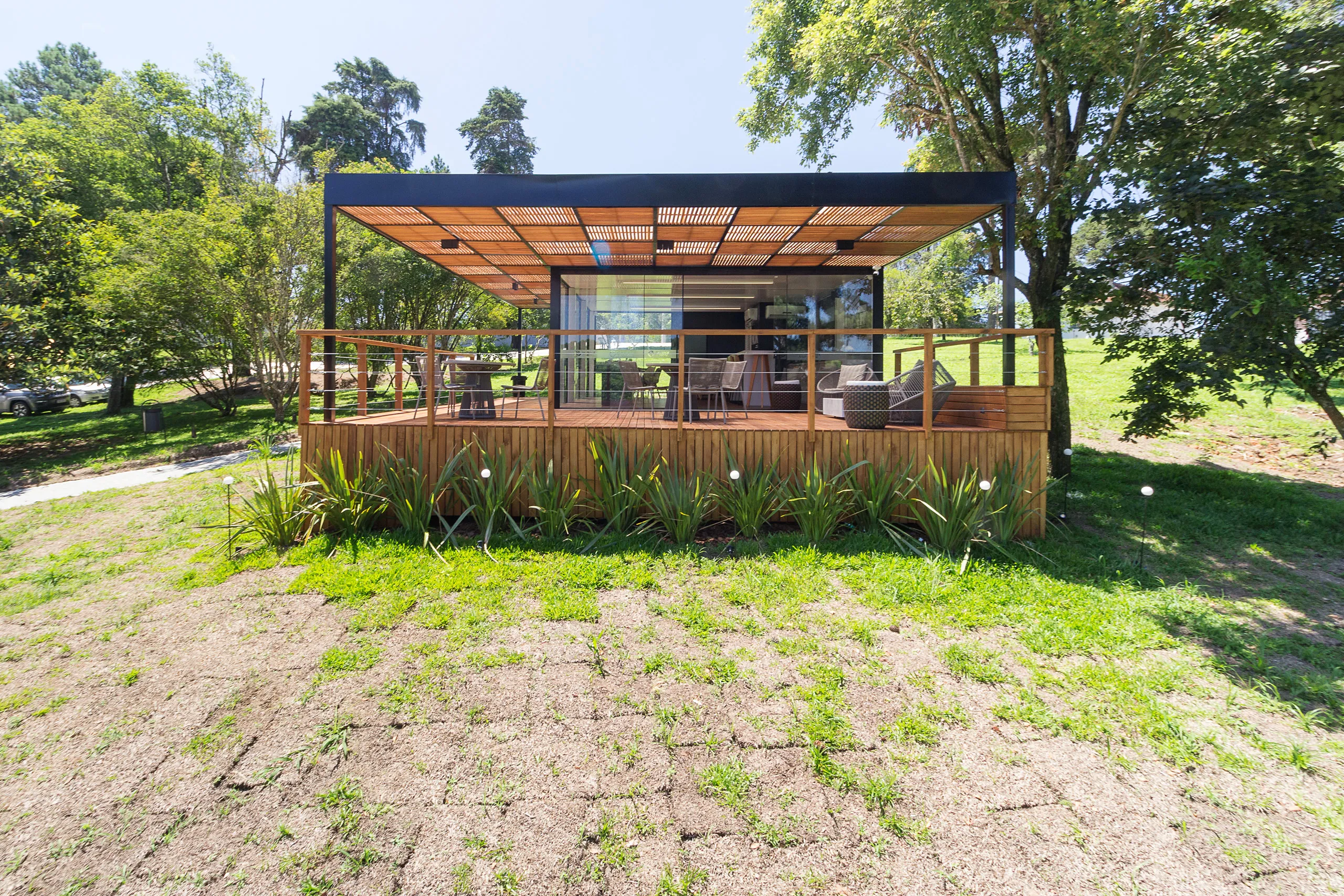 Plantão de vendas modular AGISA com estrutura metálica e fachada moderna