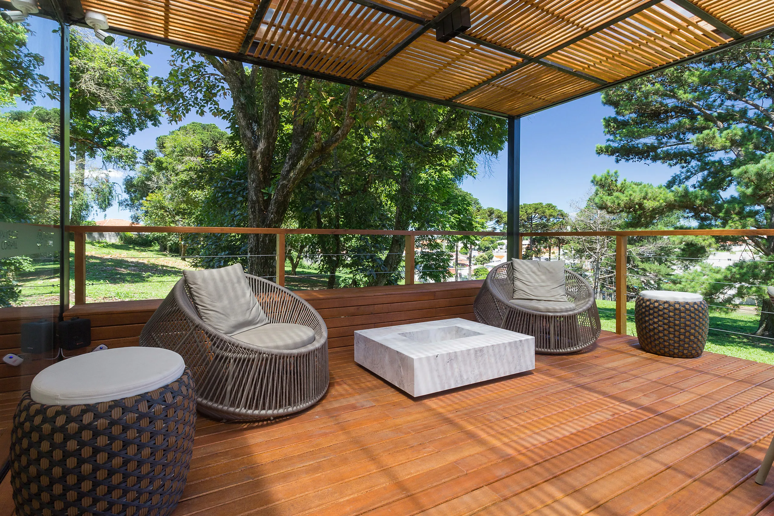 Plantão de vendas modular AGISA com estrutura metálica e fachada moderna