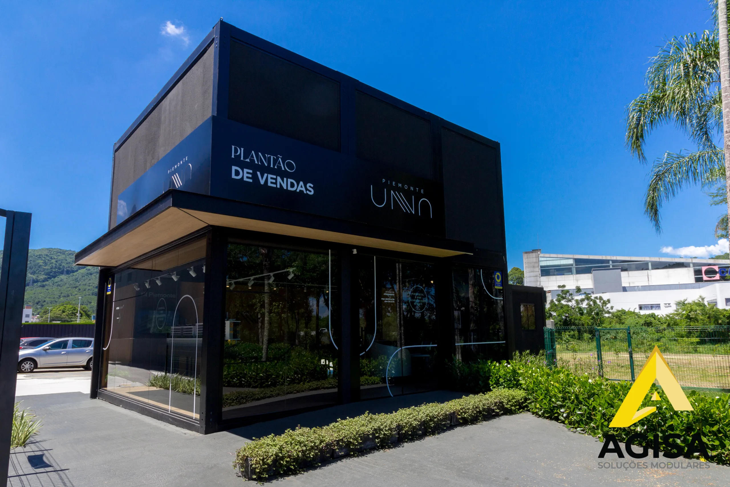 Plantão de vendas modular AGISA com estrutura metálica e fachada moderna