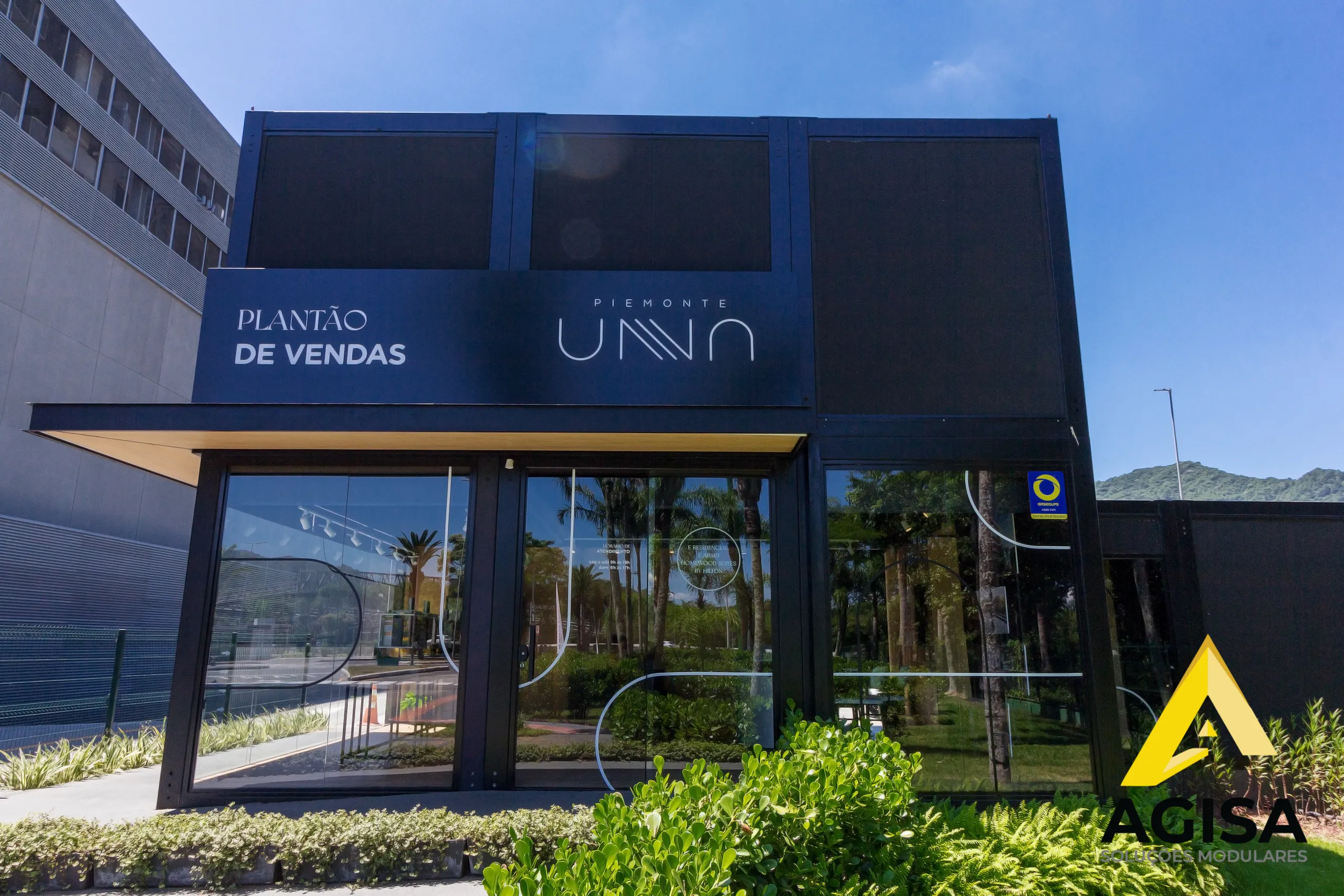 Plantão de vendas modular AGISA com estrutura metálica e fachada moderna