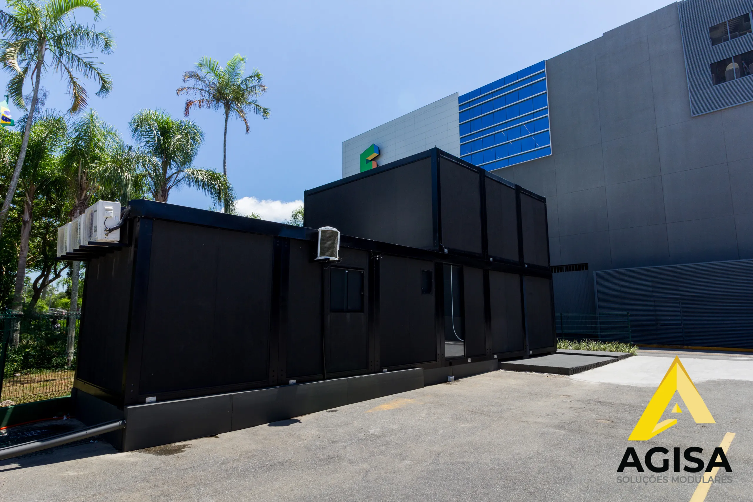 Plantão de vendas modular AGISA com estrutura metálica e fachada moderna