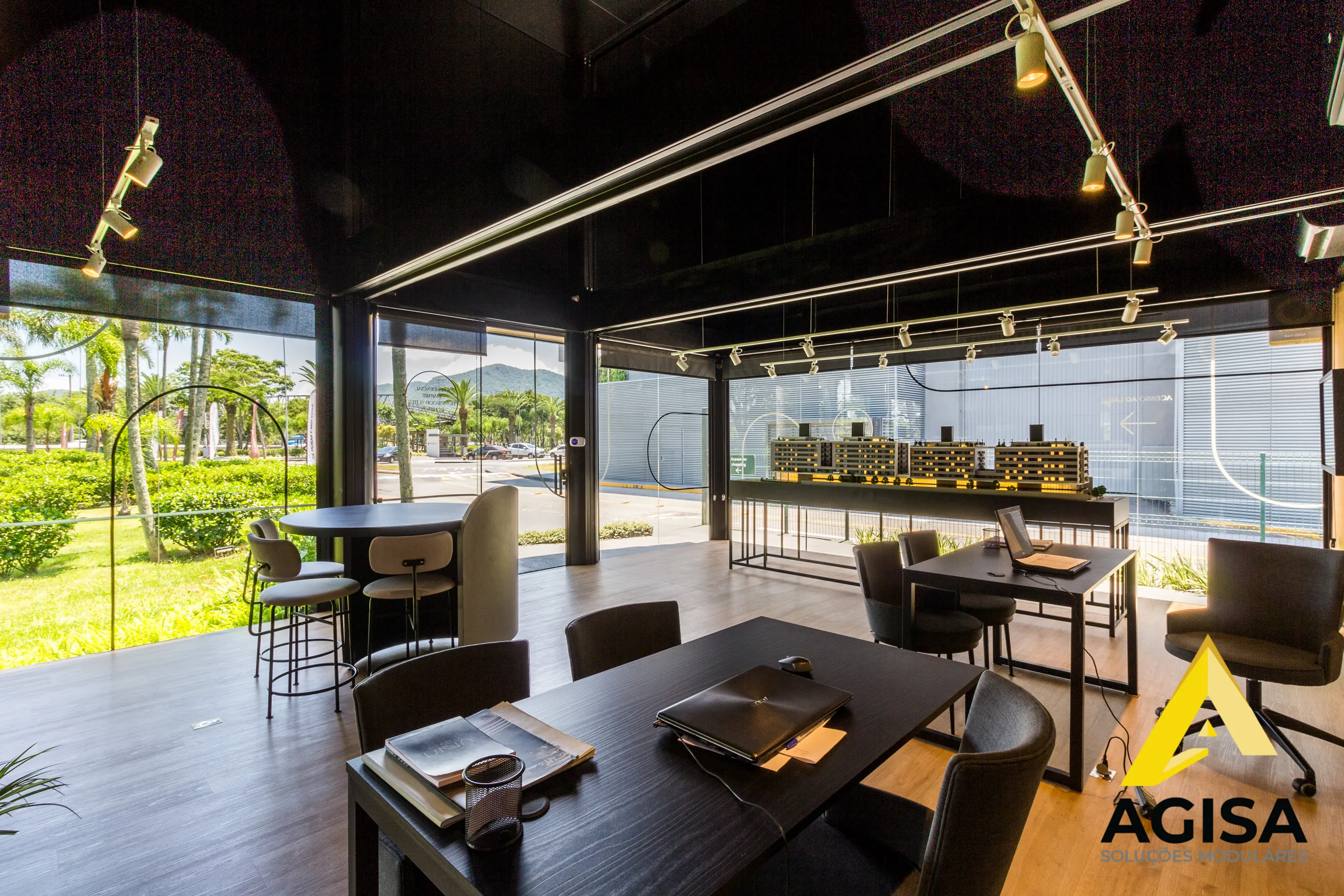 Plantão de vendas modular AGISA com estrutura metálica e fachada moderna