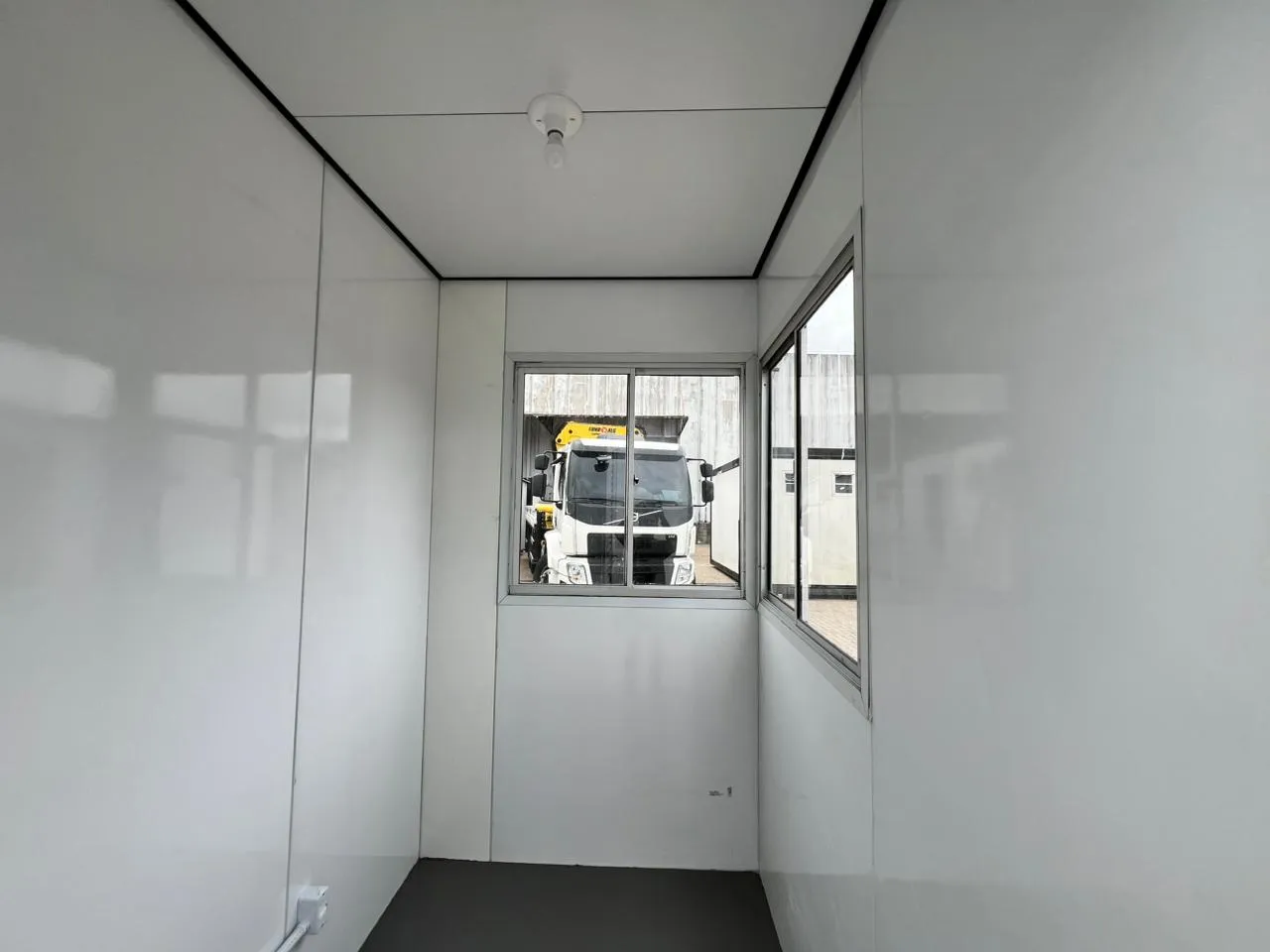 Guarita container Robusta termoacústica para obra área interna com eletrica