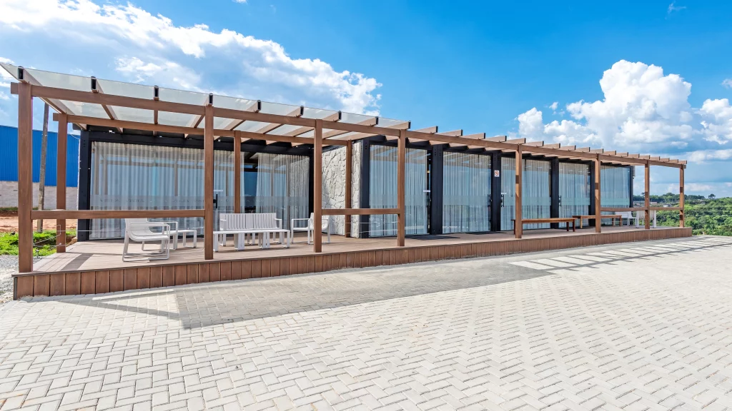 Fachada dó plantão de vendas com portas em vidros produzido pela agisa containers