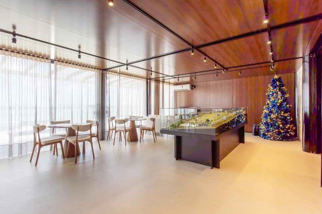 Área interna do plantão de vendas, paredes termoacústico com textura amadeirada